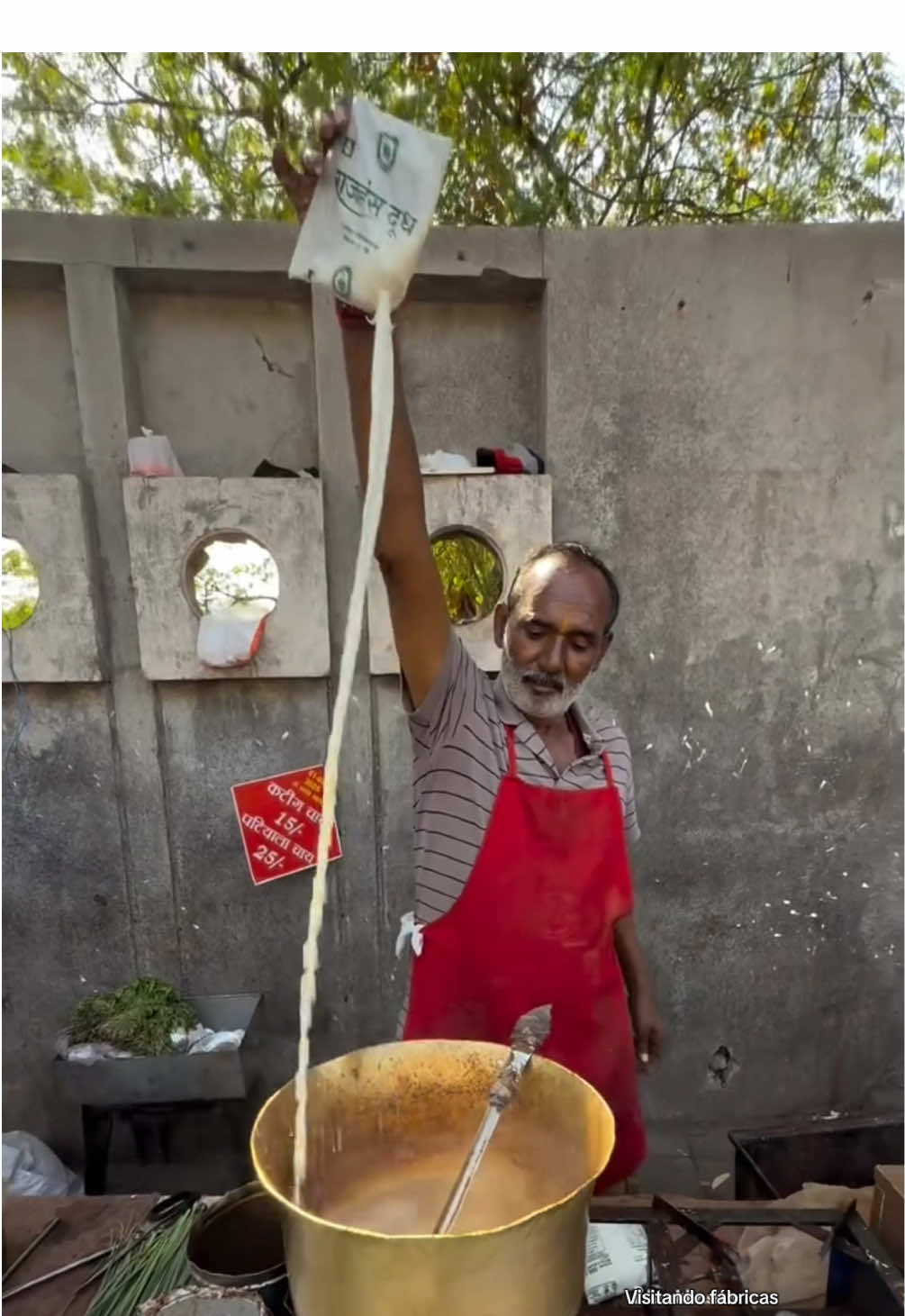 Visitamos el puesto del té acrobático ☕️ #india #indianfood #gourmet #coffee #streetfood 