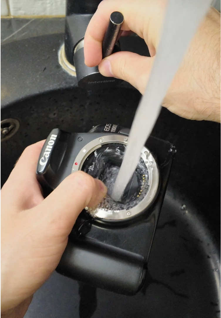 Washing camera sensor with tap water and dish soap.  #dslr #camera #sensorcleaning #camerasensor #deepcleaning 