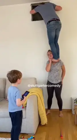 Die Wahrheit ist einfach. Die Interpretation nicht… Junge: „Hallo?“ Onkel: „Hi Tobi, wo ist dein Vater? Warum geht er nicht ran?“ Junge: „Papa ist auf Mama draufgeklettert.“ Onkel: „Okay… und was machen die da?!“ Junge: „Er macht das Loch zu, aus dem mein Bruder und ich rausgekommen sind.“ #stuttgartercomedy #fyp #viral #deutsch #sora2 