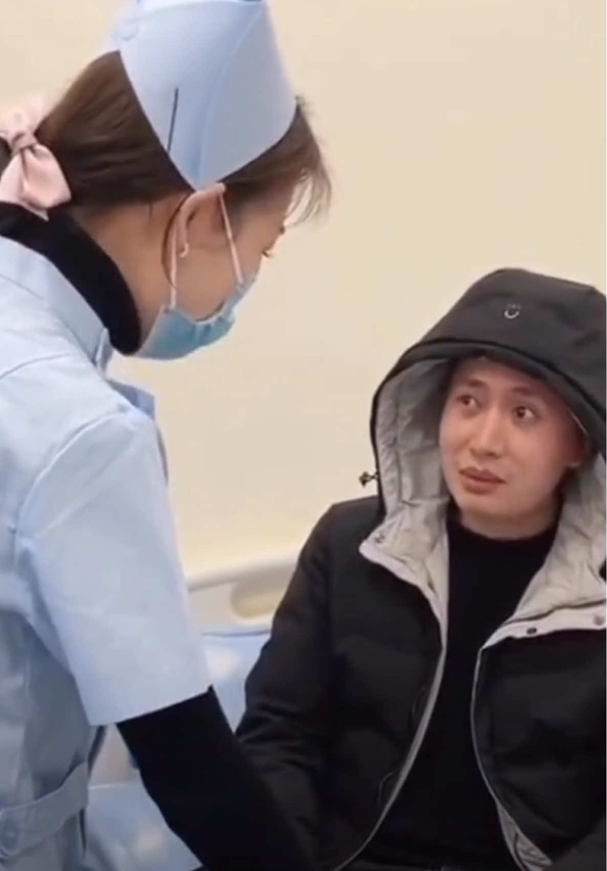 脚 jiăo- нога 🦵  麻 má - онеметь, затечь  脚麻吗  jiǎomáma звучит как➡️ (зови меня мамочкой)  叫妈妈 jiàomāma   #hsk #chinese #chineseboy  #中国人  #humor