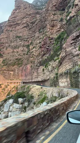 📍Chapmans Peak Drive, Cape Town, South Africa #chapmanspeak #capetown #roadtrip #sunset 