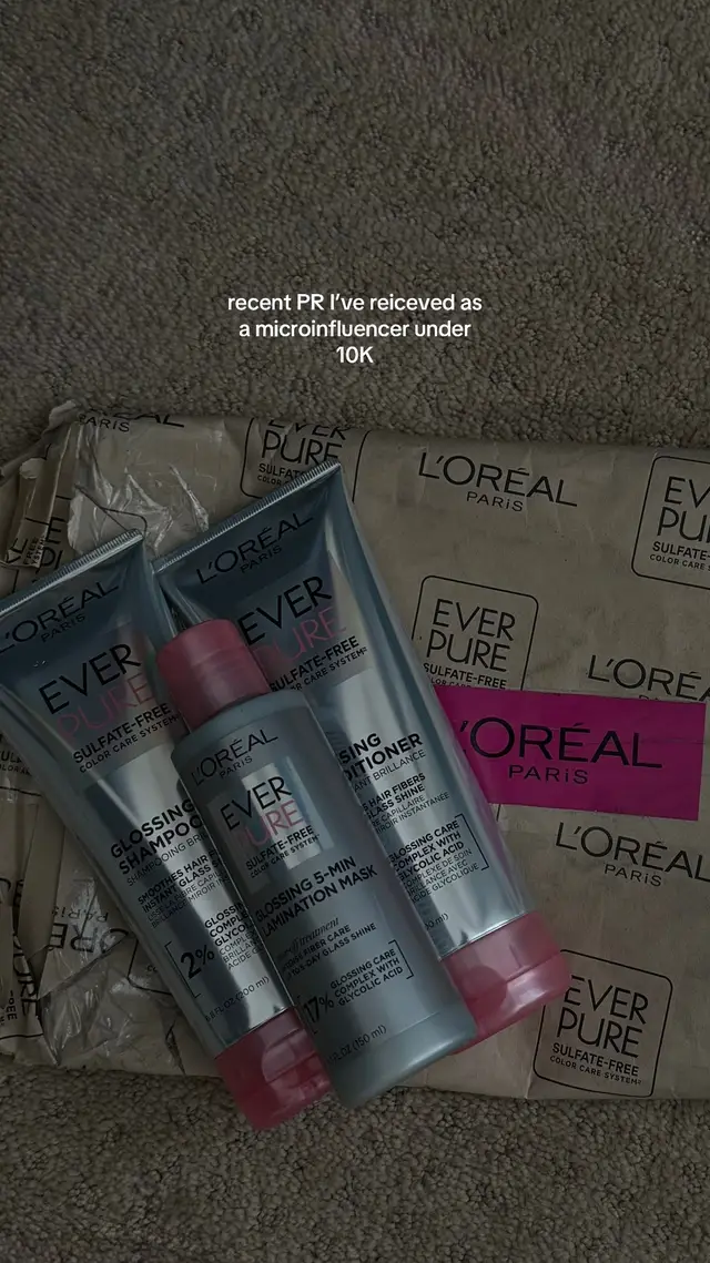 receiving packages like this is truly wild and never taken for granted - thank you so much to all the amazing brands for trusting me to try and share these incredible products! @loréal paris usa @Melissa Shoes @Summer Fridays @Oak Essentials @Origins Skincare @Versed Skin @Fruit Riot @Briogeo @SpoiledChild @pradabeauty  #prhaul #unboxing #prpackage #microinfluencer #smallcontetcreator 