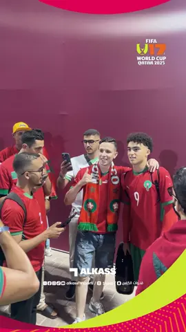 شوف |  جماهير المنتخب المغربي تتهافت على التقاط الصور التذكارية مع اللاعبين عقب تأهلهم لربع نهائي كأس العالم تحت 17 عاما قطر 2025  #U17WC #كأس_العالم_تحت17سنة  #قنوات_الكأس || #منصة_شوف 