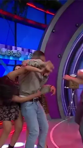 ¡Se vuelve a desconectar! 🤯😧 #CapiPérez protagoniza otro altercado en el #SinPalabrasVLA 🤭 ✨ #VLA ➡️ ¡Ve el juego completo en Facebook! 📺 Lunes a viernes, 8:55 a.m., por Azteca UNO 