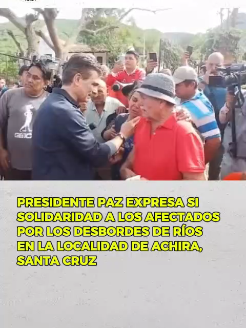 El presidente Rodrigo Paz visitó Achira, una de las zonas más golpeadas por la riada, donde expresó su solidaridad a Noel Hinojosa, esposo de la mujer desaparecida desde la madrugada del lunes. La autoridad reiteró el compromiso para abrir caminos y llevar asistencia a las familias afectadas. 🤝🌧️ #Samaipata #Achira #Emergencia #Riada #Bolivia #desaparecidos #Santacruz #RedPatriaNueva