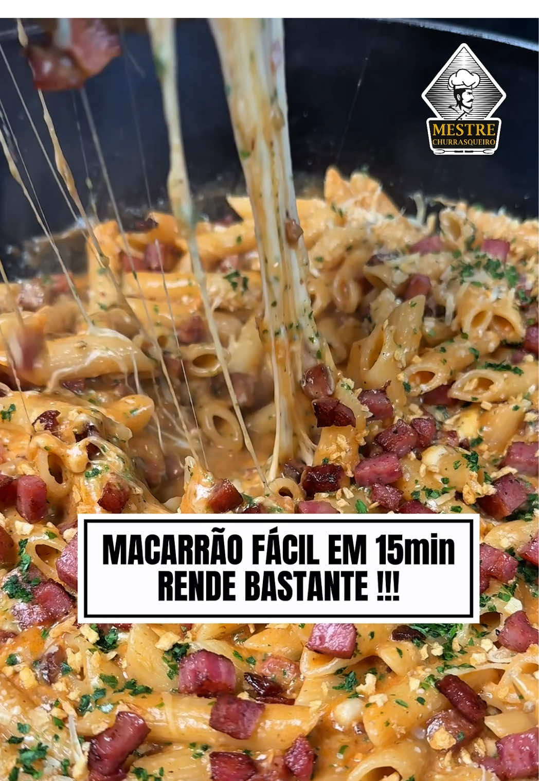 Fácil, custa pouco e rende bastante! Tipo de receita que qualquer um ama, bora fazer hoje mesmo? 🚨 Ingredientes estão aqui embaixo 👇 200g Calabresa picadinha em cubos  200g bacon picadinho em cubos  Alho e cebola picados 500g Massa tipo penne  500ml caldo de carne  400ml Molho tomate  200g Creme de leite  Sal  Páprica defumada Mestre churrasqueiro  Páprica picante Mestre churrasqueiro  Pimenta do reino mestre churrasqueiro  Água quente passando três dedos da massa  Parmesão agosto  Salsicha picada agosto  150g Queijo mussarela  Alho crocante Mestre churrasqueiro Faça em fogo médio para dar tempo do molho reduzir e a massa cozinhar.  Dica importante, se preferir coloque menos água e acrescente mais depois se preciso. Ajudará a acertar o ponto de cozimento da massa. Bora pra cozinha? Bom apetite! 