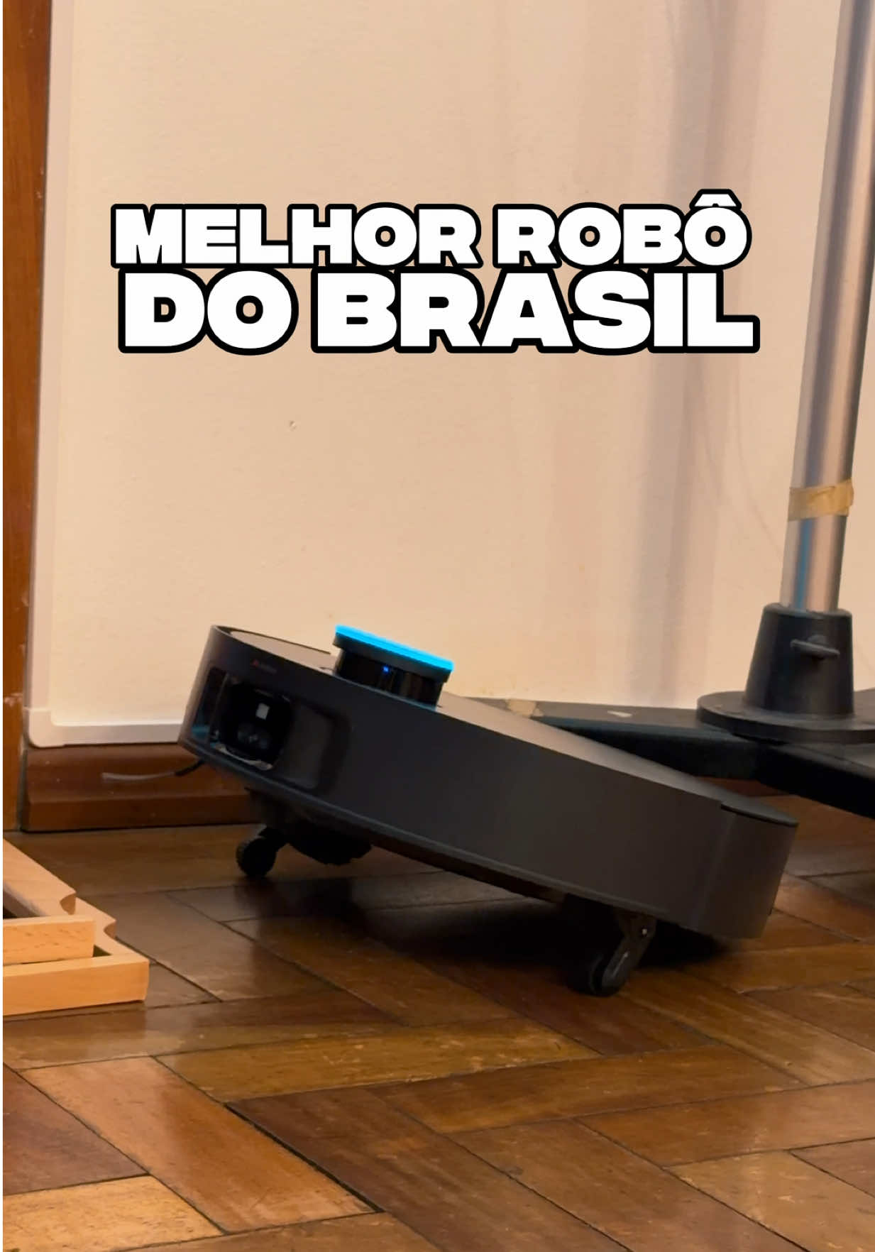 MANDA P/ QUEM QUER O MELHOR! Esse é o novo topo de linha do mercado nacional. O X50 Ultra da Dreame veio pra atender grande parte dos pedidos que eu recebo na DM. Sobe degrau, liga direto na rede de esgoto e água (precisa de acessório à parte), tem acesso à câmera, escovão duplo e, ÓBVIO, usa produto de limpeza. É o primeiro robô da Dreame que eu testo e já comecei pela elite KKKK. A Dreame começou embaixo do guarda-chuva da Xiaomi, mas depois se tornou uma empresa independente e FOCA EM ROBÔS. O acabamento é premium e essa versão é a COMPLETE — vem com acessórios pra mais de um ano. Exceto o produto de limpeza, que precisará ser reposto. A navegação é de outro patamar, não vi nada igual. Ele dá impulsos em áreas abertas porque é um dos primeiros robôs com IA moderna. Ele é EXXXXXTREMAMENTE INTELIGENTE. Uma das maiores preocupações do pessoal é a garantia. Ele tem 12 meses oficialmente no BR, com suporte local. E é NÍTIDO o cuidado pra fazer ele resistente. O material é muito robusto e ele ainda tem um filtro pra água alcalina, que fica dentro do tanque de água limpa (esse filtro deve ser trocado a cada 3 anos). Esse tipo de cuidado mostra que a empresa quer entregar algo robusto, acima da média. Uma observação: eu não tinha um degrau de 6 cm em casa pra testar, então simulei com bandejas de exatamente 6 cm. Ele subiu, mas ficou “sem jeito” porque não eram fixas. Então sim, ele sobe — só não pude demonstrar perfeitamente. É um produto de elite que elevou muito o patamar e, claro, você paga por isso. De qualquer forma, tem o desconto de Black, óbvio… Se o link, tá na Bio! #casainteligente #roboaspirador #limpeza #tecnologia