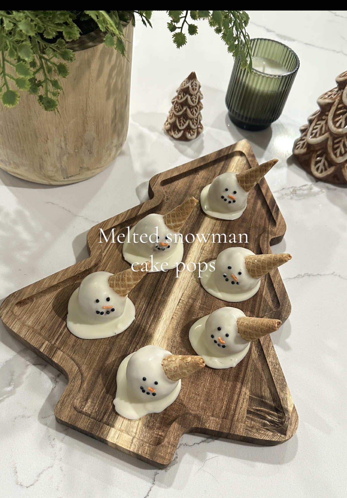 The most adorable snowman cake pops! #christmasbaking #HolidayTreats #asmrsounds #cakepops #christmastok @Betty Crocker @Ghirardelli Chocolate Company @Glad @Chosen Foods @Muddy Bites Inc 