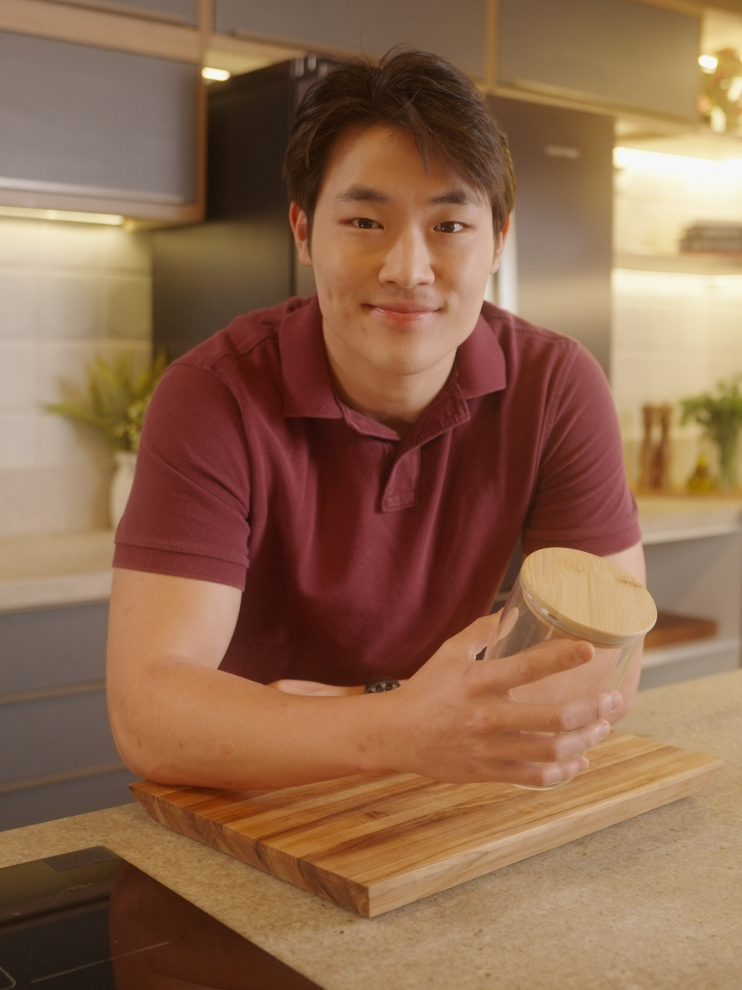 Salada de Pote 🥗🎶 com nosso embaixador @arthurpaek Ingredientes - azeite - vinagre balsâmico - sal - frango desfiado - tomate cereja - pepino japonês - milho - azeitona preta - rúcula baby - alface Uma Geladeira Brastemp com Fresh Box é a sua melhor escolha. Aproveite a B Friday! Os melhores produtos com preços imperdíveis. Abrir uma Brastemp é abrir a cabeça para a sua melhor escolha. #AbraACabeça #EscolhaBrastemp #BrastempÉOutroMundo