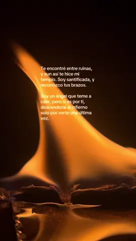 Este escrito habla de un ángel que se enamora de un demonio. Aunque fue creada por Dios y pertenece a la luz, termina adorando a alguien que vive entre ruinas y oscuridad. La línea central expresa esa contradicción: ser santificada por el cielo, pero depender de las manos de quien no es santo. Es un amor prohibido que pone en riesgo su esencia, porque aunque teme caer, estaría dispuesta a descender al infierno solo por verlo una última vez.❤️‍🔥 By: María Antón 🦇 . . . . . . . . . . . . . #velas #fuego #Love #amor #mariaanton 