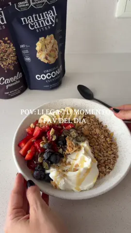 Después de un día largo: un buen yogurt bowl con fruta y granola @naturalcandybites 🤎 Y con yogurt griego casero que es mi favorito ☺️ Para hacerlo  1 lt de leche  170 gr de yogurt  Calentas la leche a 45°, le agregas el yogurt, revolves bien y llevas a la yogurtera por 7/8 hs Cuando está listo lo pones en un colador con un lienzo y lo dejas en la heladera por 8 hs más y ya está listo para comer 😉 Yo al mío le sume frutilla, arándanos, banana y granola 