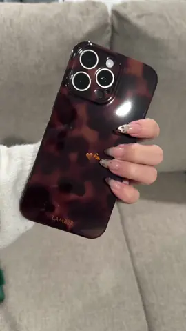 So obsessed with my new phone case🟤#tiktokmademebuyit #foryoupage #fyp #iphonecase #iphonecasechallenge #iphonecasestyle 