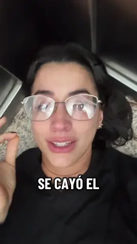 El video lo grabé AYER en el momento que estuve 45 min encerrada y recién hoy decidí compartirlo. Cada uno reacciona distinto en una emergencia, yo intenté mantener la calma como pude porque no sabía cuando iba a salir o si iba a salir caminando. Si a algunos les molesta que yo haya filmado, imaginate lo que me molesta a mí que el ascensor haya caído. Cada uno con sus prioridades.  Lo que me pasó fue en Chacabuco 660