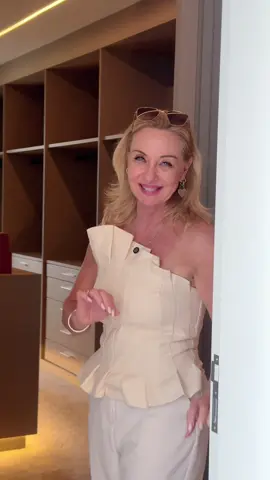 Só agora cheguei nas 6 suítes dessa casa e essa é a master, mais de 200m2 de suite… te atende? #suitemaster #suite #quarto #tambore #bemvindosaoluxo 