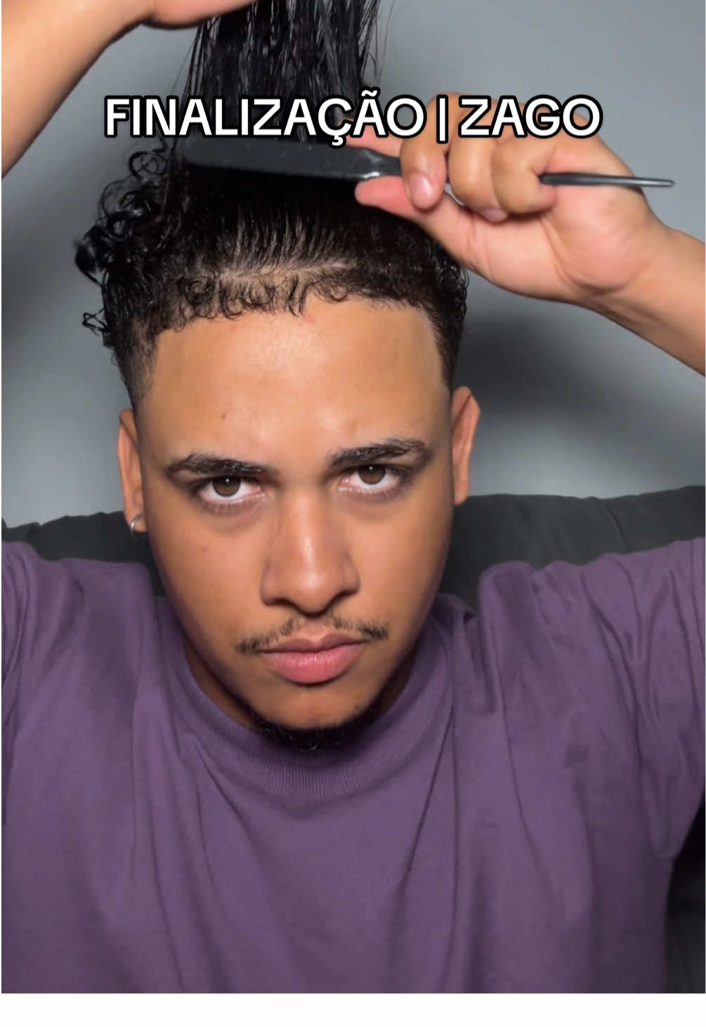 Cabelo do Zago | Penteado do Zago | Finalização do Zago Lembrando que ele tem o cabelo curto, obviamente fiz da forma em que daria certo no meu cabelo com o pente de três fileiras. 🧑🏽‍🦱🏄🏽‍♂️ • • #cabelocacheado #cabelomasculino #pentetresfileiras ID: HHR9ME-2M9S @Mercado Livre Moda #MercadoLivreModa #OMelhorDaBeleza  