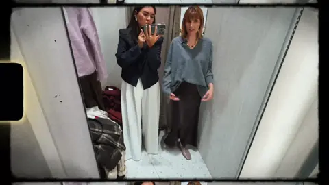 ¿No sabes cómo vestirte después de los 50 o durante la menopausia? En este video te presento el caso real de una suscriptora que, tras perder varios kilos durante la menopausia, quería reencontrarse con su estilo y sentirse bien con su nueva imagen. 💫 Juntas hicimos una asesoría de imagen completa para ayudarla a recuperar seguridad, feminidad y estilo con ropa cómoda, favorecedora y actual. Aquí encontrarás consejos prácticos sobre cómo vestir bien en la menopausia, qué ropa favorece a mujeres mayores de 50 años, cómo adaptar tu armario a los cambios del cuerpo y cómo proyectar una imagen elegante, moderna y segura sin perder tu esencia. ✨ Este video está hecho especialmente para mujeres reales que quieren volver a sentirse bien frente al espejo. ¡Tú también puedes lograrlo! 📎Mis Servicios de Asesoría👇🏽  https://penelopeilla.com/