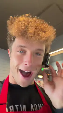 Comment which intro is your favorite go (i’m physically cringing at myself) #starbucks #bearcup #redcupday #barista 