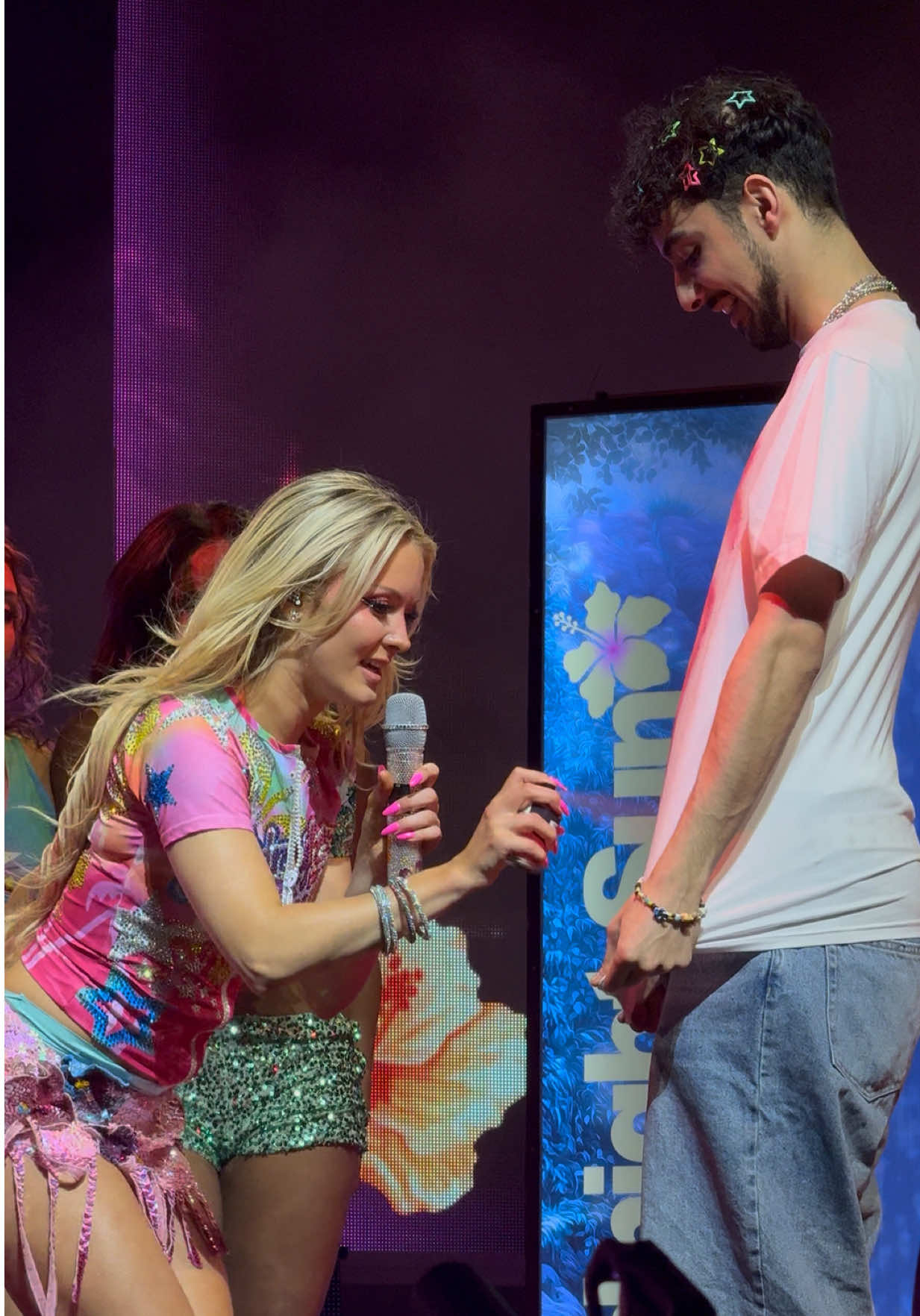 Zara Larsson performing „Lush Life“ with a fan in Copenhagen, dancing the Choreo and painting his shirt 🤩💕  #zaralarsson #midnightsun #midnightsuntour #lushlife #concert @Zara Larsson 