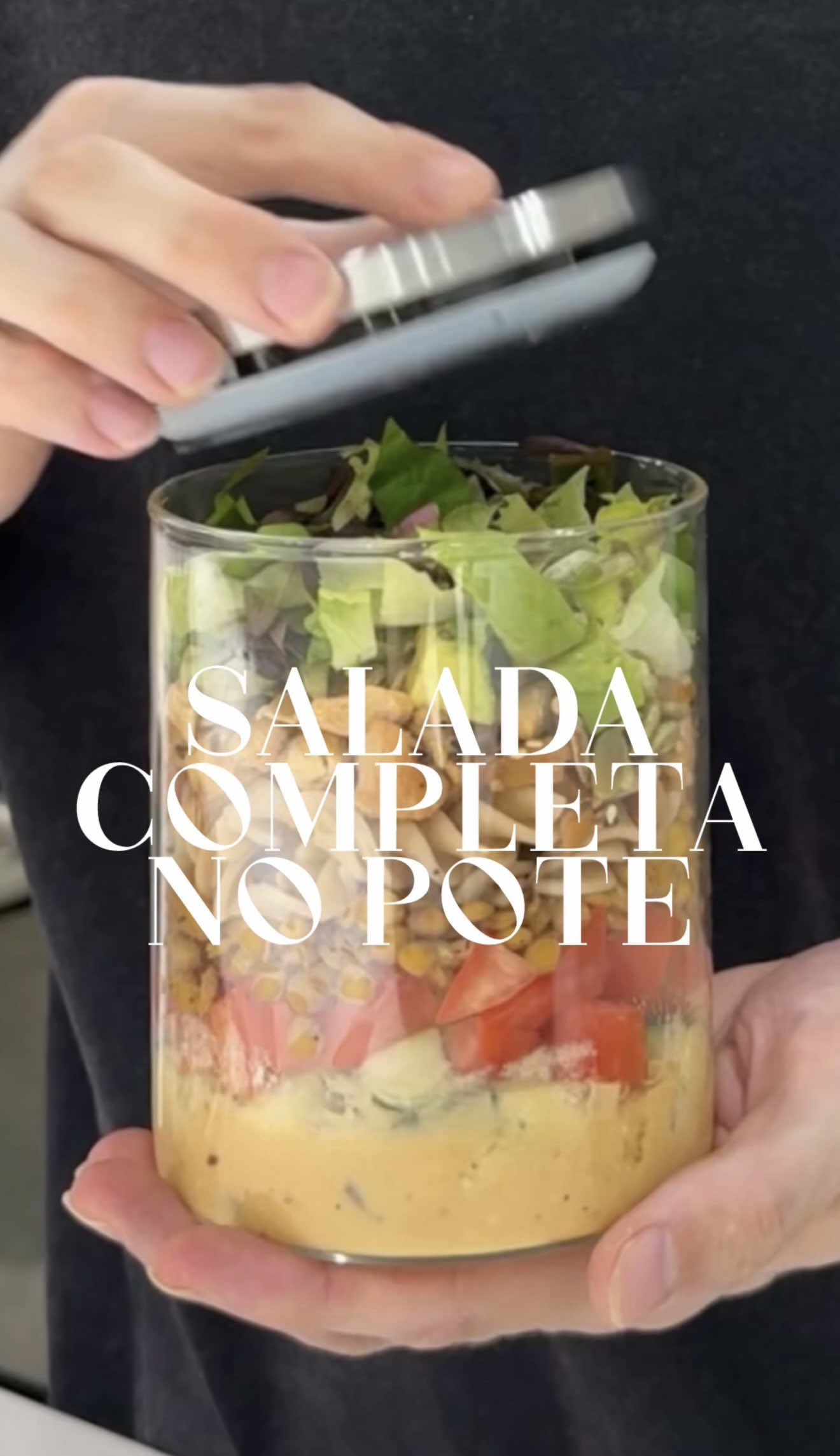 essa SALADA COMPLETA no POTE é a refeição completa perfeita para esse FINAL de ANO para se manter e focar na dieta 🥬🍋💚 sem contar que, além de leve e refrescante, ela é BAIXA em CALORIAS, ALTA em PROTEÍNA e ALTA em FIBRAS ✨ só cuidado para manter a quantidade e a ordem de adição de cada ingrediente, contudo, você pode sim fazer algumas modificações em alguns elementos ✨ para o MOLHO, basta, dentro do vidro que você irá preparar a sua salada, misturar muito bem o suco de MEIO LIMÃO siciliano, CINQUENTA gramas de IOGURTE GREGO, uma colherada de MOSTARDA da sua preferência, uma colherzinha de MELADO de CANA ou MEL, mas pode ser ADOÇANTE, um PUNHADO de ALHO FLOCADO ou CRU, uma PIMENTINHA [calabresa, tabasco, páprica picante…], SAL & PIMENTA do reino • com o molho bem misturado, adicione MEIO PEPINK japonês em cubos, UM TOMATE italiano em cubos, SETENTA gramas de LENTILHA cozida com LARANJA que já ensinei aqui [mas pode ser grão de bico, quinoa ou feijão branco], OITENTA gramas de MACARRÃO integral cozido [mas pode ser a versão normal], CEM gramas de FRANGO em cubos grelhadinho e bem dourado, VINTE gramas de mix de SEMENTES tostadas, TRINTA GRAMAS de AVOCADO ou ABACATE e QUANTO COUBER de FOLHAS frescas • esse preparo pode ser armazenado na geladeira por até quatro dias, sendo chacoalhado e misturado apenas quando for servido ✨  #saladanopote #salada #receitasfaceis #receitasimples #receitaspratododia 