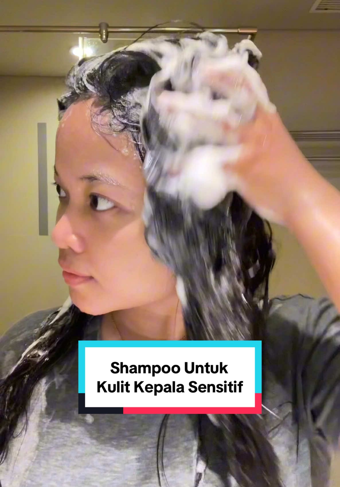 Seneng dehh skrg udah gak bingung lagii pake shampoo yg khusus buat kulit sensitif😍 so far dia halus gitu gak kering hasilnya yeayy🫶🏼 #haircare #shampoo #naturgentlepure 