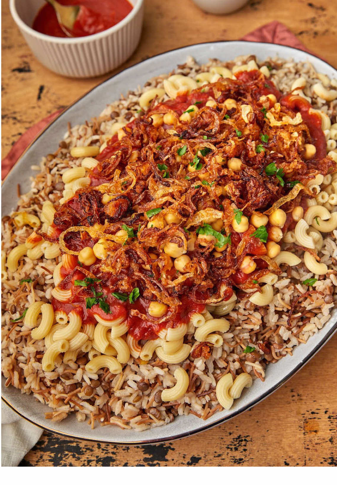 #طبخ #اكسبلور #explore #مشاهدات #for سر الكشري اللي أسويه؟ جارتي المصرية علّمتني عليه… وطلع ألذ من المطاعم 😋👌 كشري دلال بطريقة جارتنا ام محمد الرز: في قدر أحط زيت وبصلة كبيرة مفرومة اقلب لين يتحمر، أضيف ثوم ومكعب ماجي وكمون وفلفل أسود وكزبرة ناشفة لين تطلع ريحتهم، بعدها أنزل كوبين رز مصري وأقلبه دقيقتين، وبعدين أصب موية مغلية قدّه وأخليه يستوي على نار هادية العدس والمكرونة: أسلق كوب عدس مصري في موية ومعاه رشة ملح ومكعب ماجي، لما يستوي أصفيه واسلق المكرونة في مويا العدس، احط كذا شكل من المكرونة ( خواتم وشعيرية وسباغيتي )  لين تستوي وأصفيها ( حطي مع مويا السلق من البصل المقلي يطلع مره لذيذ ) الكشنة (صلصة الكشري): أحمر بصلة مفرومة في زيت، أضيف ثوم وكمون وماجي وفلفل أسود وكزبرة ناشفة وأقلب لين تفوح ريحتهم، أنزل عليهم علبتين طماطم مطحونة وأخليها تتسبك على نار هادية  البصل المقلي: أقطع بصل شرائح، وأنثر عليه ملح ودقيق وأقلبهم، وأقلي البصل على دُفعات لين يصير لونه ذهبي ومقرمش دُقة الكشري : في قدر صغير أحط نص كاسة موية ونص كاسة خل ومعاهم كمون وكزبرة وفصّين ثوم مهروس. أغليهم دقيقة بس وتكون جاهزة