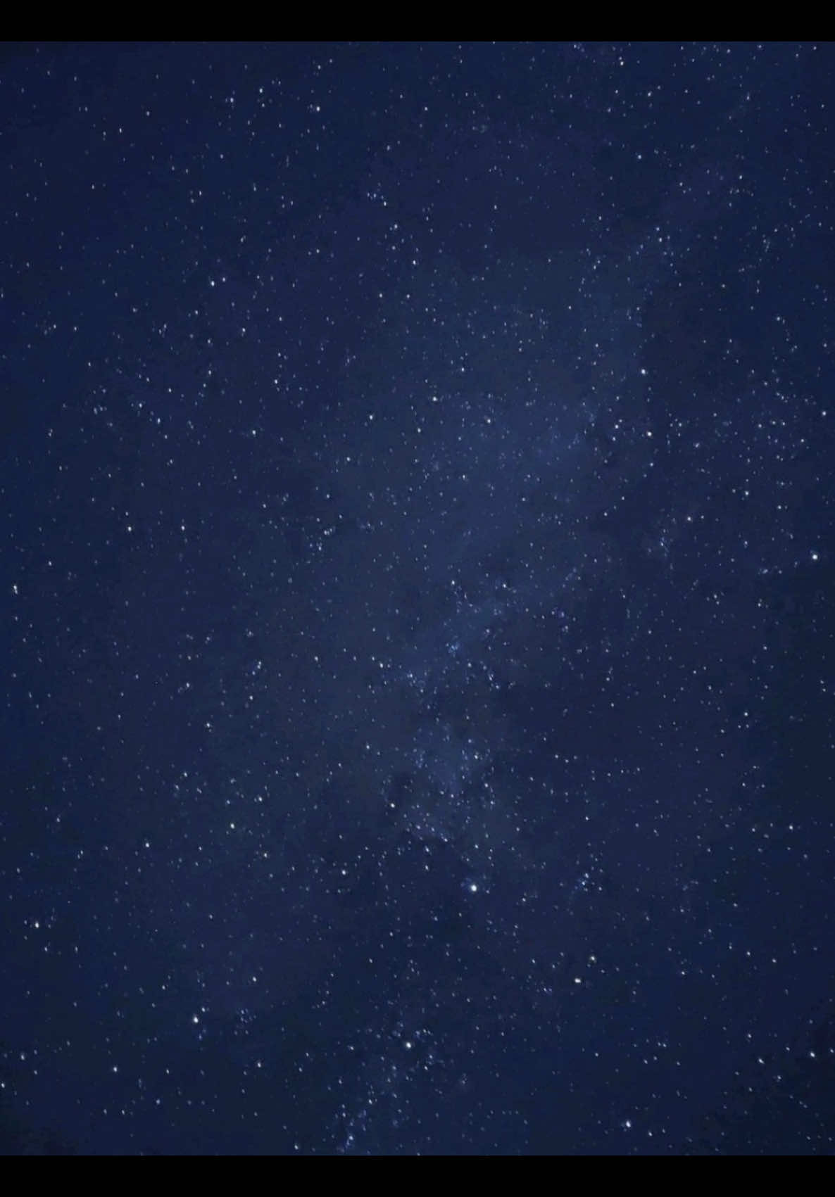 日本利用压电瓷砖将脚步转化为电能。这些瓷砖捕捉来自你脚步的动能。当你行走时，你的重量和动作会对瓷砖产生压力。瓷砖会轻微弯曲，从而产生机械应力。瓷砖内部的压电材料将这种应力转化为电能。每一步都会产生少量电荷，而数百万步结合在一起就能产生足够的电力来驱动 LED 灯、数字显示屏和传感器。在像涩谷车站这样繁忙的地方，每天大约有240万个脚步为这一系统作出贡献。这些电能可以被储存或立即使用，从而减少对传统电力来源的依赖，并支持可持续的城市基础设施。这种方法将日常运动转化为实用的可再生能源 #рекомендации#новости#треш 