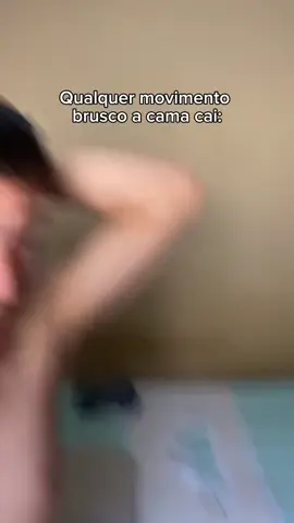 Qualquer movimento brusco ela cai: #cama #pobre #viral 