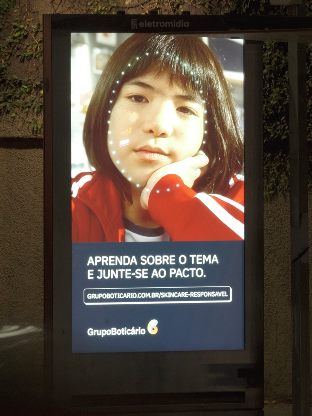 O skincare responsável está dominando SP! 🗣️ A gente foi para as ruas para lembrar que pele jovem não precisa de rotina complexa, precisa de cuidado certo. Quem mais encontrou a gente pela cidade? 👀 #PraGeralVer: vídeo inicia com diversos prints de comentários positivos de pessoas que se identificaram com a pauta Pacto Skincare Responsável no Instagram. Depois, cenas de um ambiente urbano com carros e ruas iluminadas se alternam com cenas da campanha em mobiliários urbanos espalhados pela cidade com o rosto de adolescentes e produtos das marcas do Grupo Boticário. No final, tela com fundo azul-escuro e fonte branca com o texto: “Faça parte do Pacto Skincare Responsável. Sabia mais no site: grupoboticario.com.br/skincare-responsavel”.