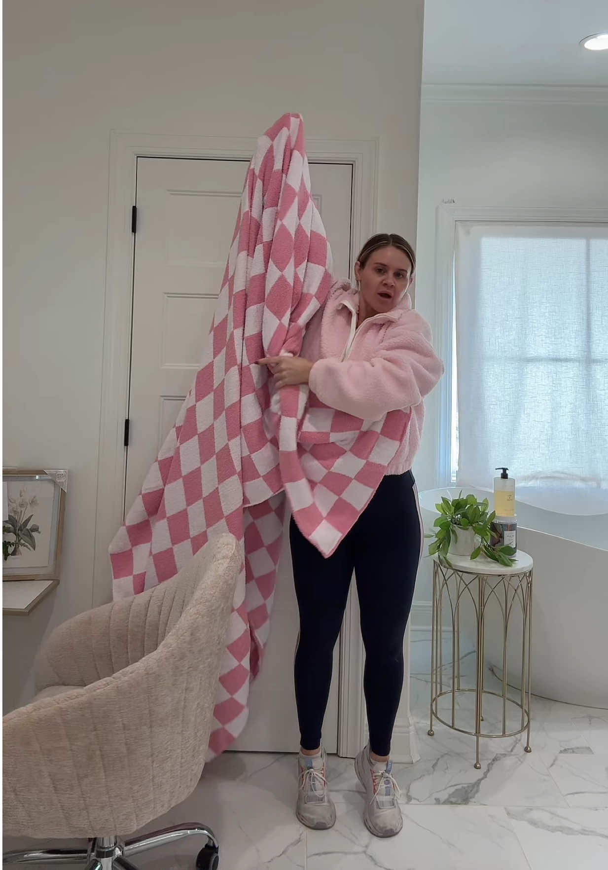 Honestly, I may not go eat for my birthday! I’ll just stay in and enjoy this cozy new blanket 💝💖 #dollargeneral #shopping #haul #trendingnow #foryoupage @Dollar General 