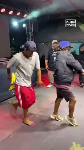 Em um momento emocionante e inspirador, o palco do show do rapper Ndee Naldinho em Pelotas se transformou em um espaço de arte e inclusão. Durante a apresentação, dois homens em situação de rua subiram ao palco e, com desenvoltura e paixão, compartilharam sua arte através da dança, sendo calorosamente acolhidos pelo público e pelo artista.  A iniciativa de Ndee Naldinho em permitir e até mesmo incentivar a participação é um poderoso exemplo de como a arte e a cultura podem ser veículos de dignidade e reconhecimento, quebrando barreiras e estereótipos. ​A rua é muitas vezes um local de invisibilidade e privação, mas neste show, por alguns minutos, o palco se tornou um espaço onde a marginalização foi substituída pelo protagonismo e pelo talento. A reação positiva da plateia, que aplaudiu e vibrou com a performance, ressalta a importância de olhar para além das circunstâncias sociais e reconhecer o valor e a humanidade em cada indivíduo. ​Este evento em Pelotas não foi apenas um momento de entretenimento, mas sim um lembrete vívido sobre a necessidade de políticas públicas mais eficazes e de um olhar social mais empático para com as pessoas em situação de vulnerabilidade. A arte de rua, muitas vezes marginalizada, mostrou-se vibrante e capaz de emocionar, se tornando uma ferramenta de expressão e reintegração social. ​O gesto de Ndee Naldinho e a performance dos dançarinos ecoam a mensagem de que todo ser humano merece um palco para brilhar, e que a inclusão genuína é fundamental para a construção de uma sociedade mais justa e humana. #ndeenaldinho #riograndedosul #rap #pelotasrs #pelotas 