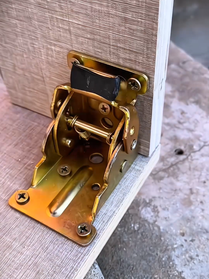 90-degree folding self-locking hinges for folding tables, chairs and shelves. Now you can make them yourself, saving space and being more practical.#Folding Hinges #Folding Joints #Folding Hinge Joints#goodthing #fyp 