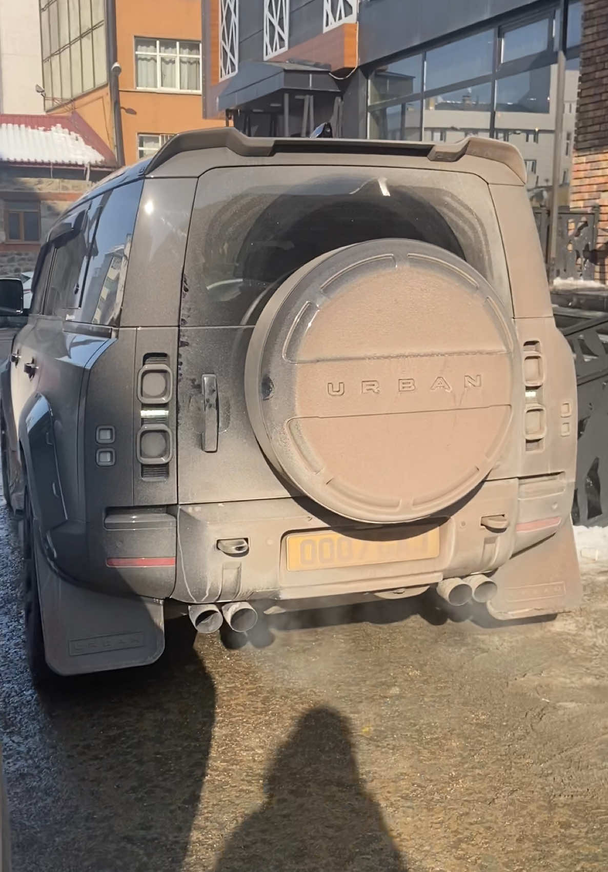 Reversing out of a tight spot in #erzurum #turkey. The Defender looked  with the dirt and grime👌🏾👌🏾😍😍😍. Turn up the volume to hear the @millteksport exhaust. @UrbanAutomotive @Defender @DEFENDERWORLD #defenderv8 #urbandefender #defender110 