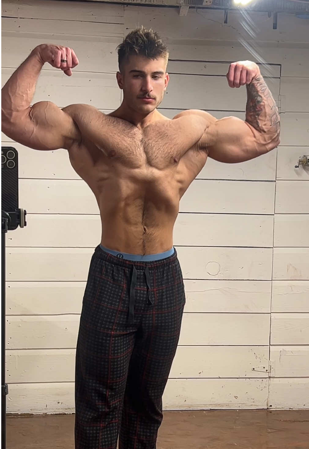 Just another tuesday 🤙 #gymmotivation #classicphysique #motivational #fitnessmotivation 