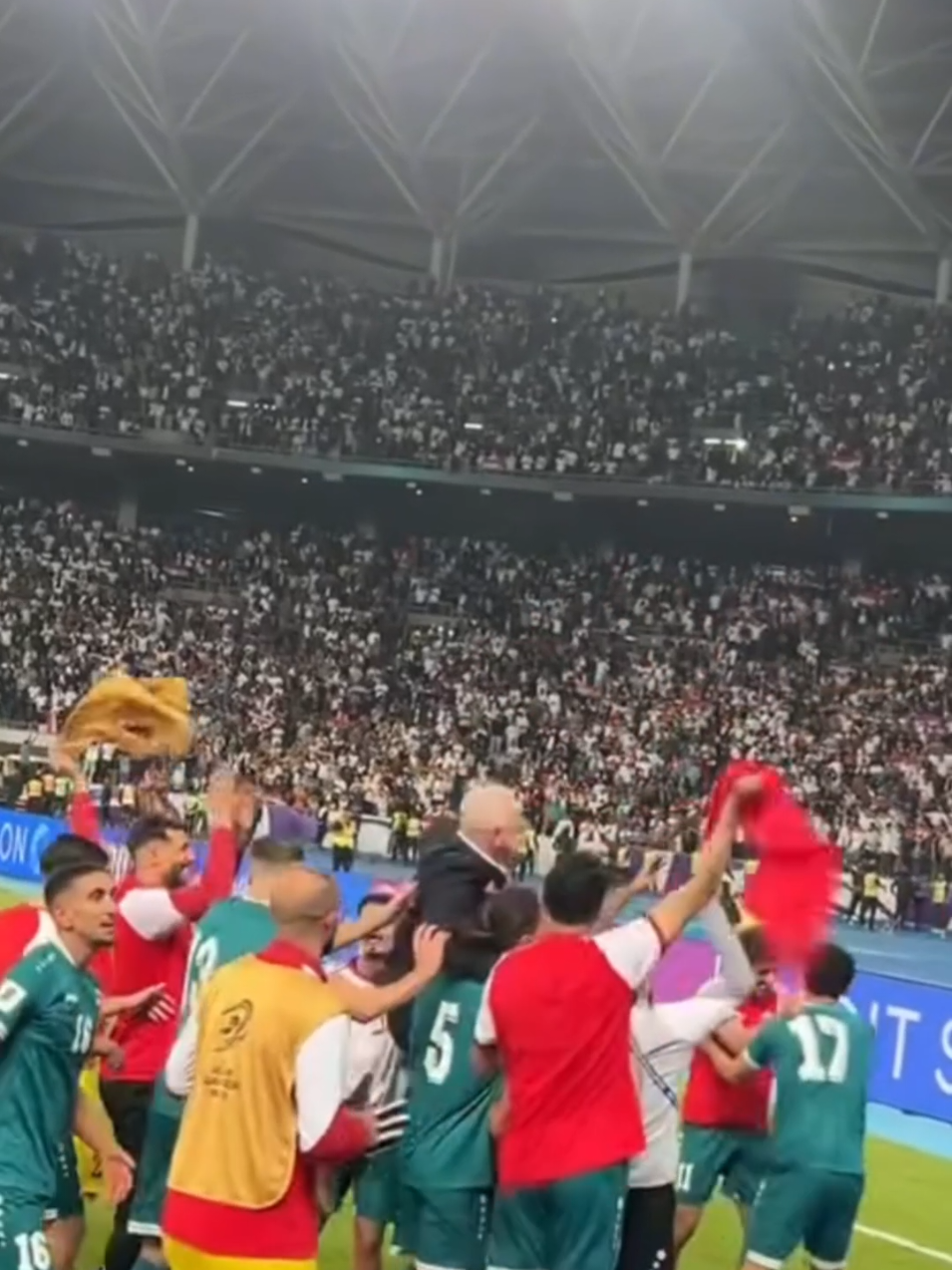 هيلا يمه وهيله ❤️🇮🇶  ابنج بعده بحيله 🏆🦁  ابطالنا كفيتو ووفيتو🏟️⚽ القادم افضل .مبارك الفوز🙏🏻⚔️#ايمن_حسين #اسودنا_انتو_كدها🦁🔥 #اسود_الرافدين_فخرنا🇮🇶 #كأس_العالم #اكسبلورر 