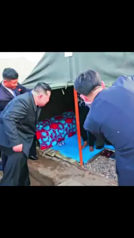 Seeing his people suffering because their homes were destroyed by floods, this great leader was deeply saddened. He drove hundreds of kilometers to visit them personally and brought them the best food and clothing.#KimJongUn #NorthKorea #Dictator 