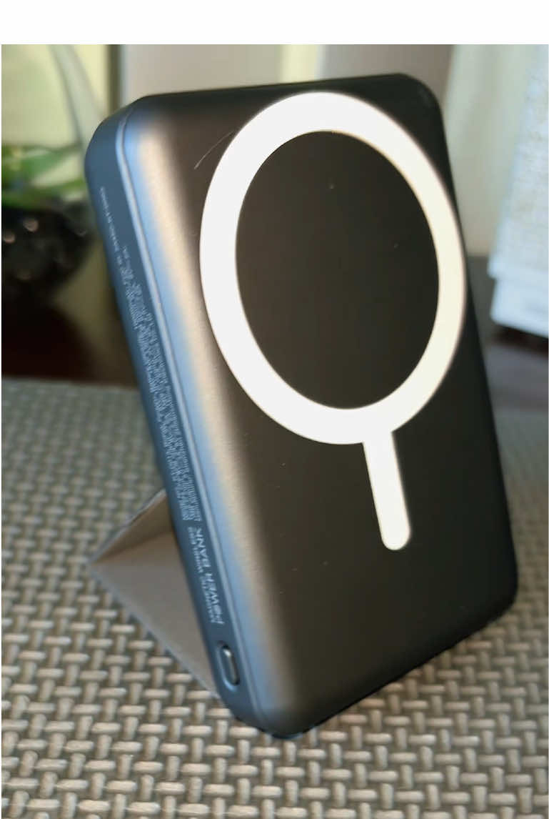 Carga inalámbrica, base plegable, pantalla digital y diseño magnético. Práctico, compacto y rebajado por tiempo limitado 🔋  #tiktokshopblackfriday #powerbank  #TechGadgets #EverydayCarry #PortablePower