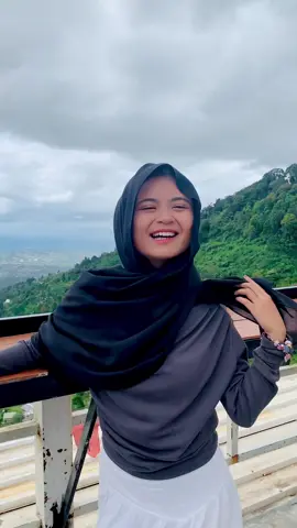 Untung cuman kerudung nya aja yang kebawa angin 😫🫶🏻🤍#cantik #fyp 