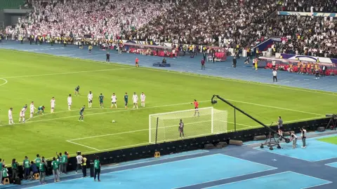 في ليلة كروية لن تُنسى، سطر أسود الرافدين فصلاً جديداً من فصول العزيمة والإصرار، محققين هدفهم بالتأهل إلى الملحق العالمي المؤهل لنهائيات كأس العالم!  #المنتخب_العراقي  #العراق 