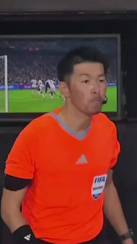 الوحيد الي يستحقها 😂 #الحكم #اسود_الرافدين #صلوحي_الملك #ملعب_جذع_النخلة #المنتخب_العراقي 