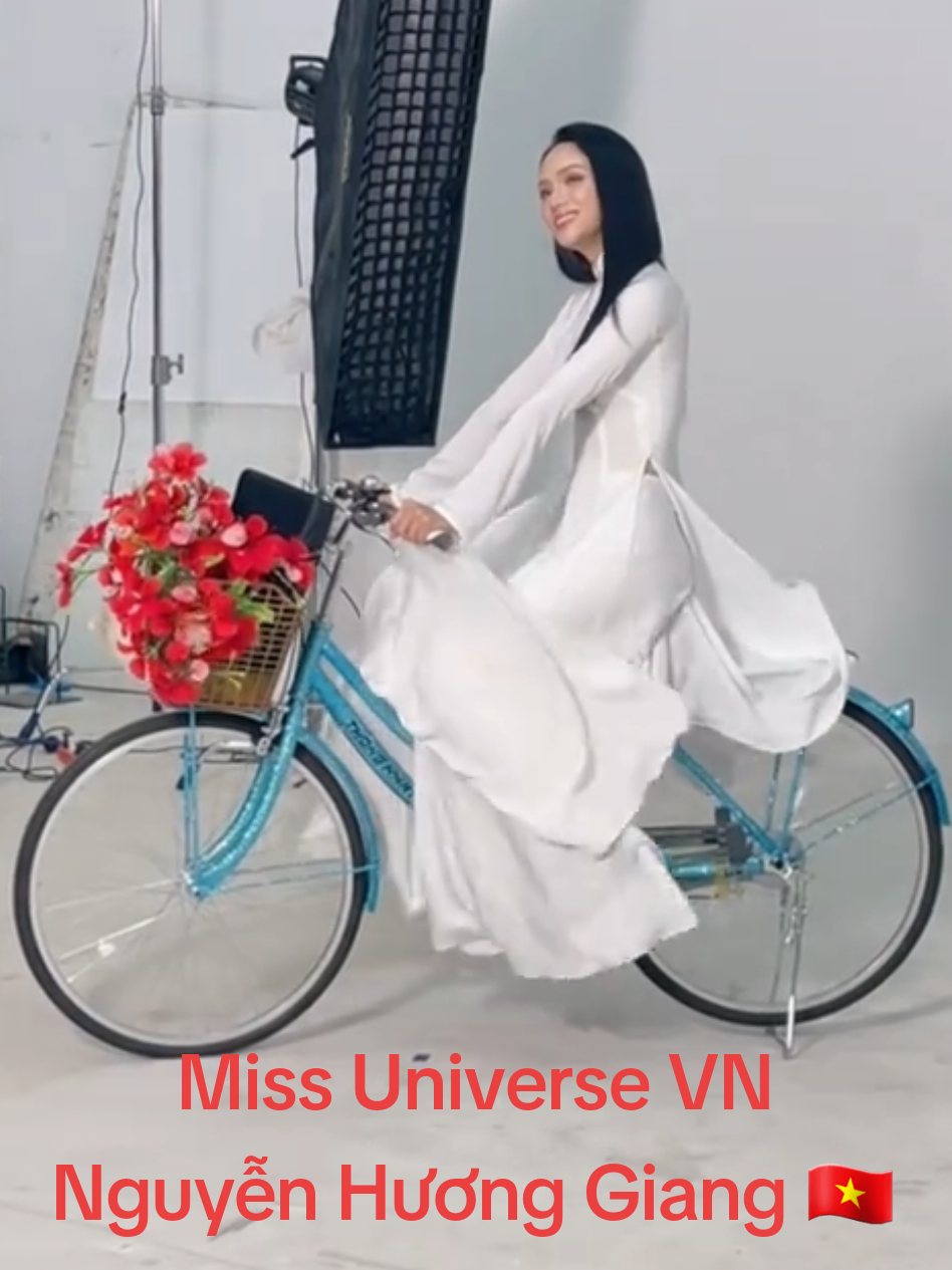 Áo dài trắng – tưởng như bình thường nhưng lại là cả bầu trời giấc mơ của cô nữ sinh năm nào. Hôm nay, Hương Giang mang điều giản dị ấy lên sân khấu Miss Universe 2025 để nói với thế giới rằng điều bình thường với người này đôi khi là giấc mơ cả đời của người khác. Tối giản nhưng đầy sức mạnh, dịu dàng nhưng gây chấn động. #AoDaiTrang #TheLongDreamDress #HuongGiang #MUVN2025 #MissUniverse2025       @HƯƠNG GIANG 