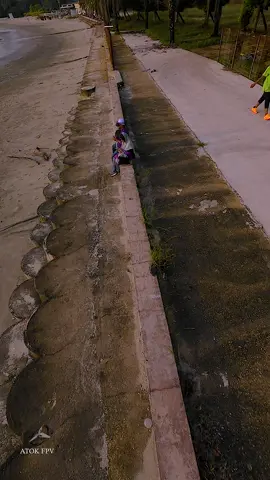 Enjoy²,healing cara kami❤️❤️. #beach#ombak#batuhitam#kuantan  @atok_fpv 