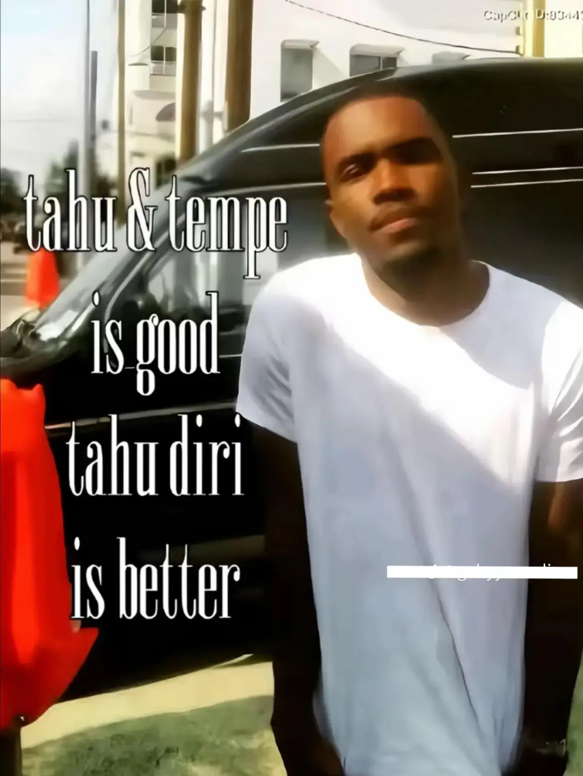 berikut cara membuat kukis (cookies) sederhana dan enak Bahan-bahan: 100 gram mentega (butter) 50 gram margarin 100 gram gula halus (bisa juga gula pasir halus) 1 butir kuning telur 200 gram tepung terigu (protein sedang) 30 gram susu bubuk (opsional) 50 gram choco chips atau potongan cokelat (sesuai selera) ½ sdt vanili bubuk ½ sdt baking powder (opsional untuk tekstur lebih renyah) Cara membuat: 1. Kocok bahan lembut: Kocok mentega, margarin, dan gula halus sampai lembut dan pucat (pakai mixer atau whisk). 2. Tambahkan telur & vanili: Masukkan kuning telur dan vanili, aduk rata. 3. Masukkan bahan kering: Ayak tepung terigu, susu bubuk, dan baking powder. Masukkan sedikit demi sedikit ke adonan, aduk pakai spatula hingga rata. 4. Tambahkan topping: Campurkan choco chips atau bahan lain (kacang, keju, dll). 5. Bentuk adonan: Ambil sedikit adonan, bulatkan kecil, lalu pipihkan di loyang yang sudah dialasi kertas roti. 6. Panggang: Panggang dalam oven suhu 170°C selama 20–25 menit sampai bagian pinggirnya agak kecokelatan. 7. Dinginkan: Setelah matang, biarkan dingin dulu supaya kukis mengeras dan renyah.