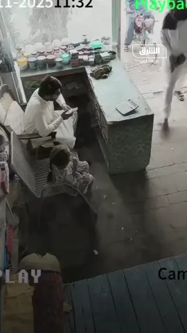 انتشر على منصات التواصل الاجتماعي مقطع فيديو متداول التقطته كاميرا مراقبة داخل أحد المتاجر في باكستان، يوثّق حادثًا غير اعتيادي تمكن خلاله طفل صغير من إحباط عملية سطو مسلح بطريقة غير متوقعة. ويُظهر الفيديو دخول رجل مسلّح إلى المتجر وتهديده صاحب المكان بمسدس مطالبًا بالنقود والهاتف المحمول. وخلال لحظات، مدّت ابنة صاحب المتجر، التي يُقدّر عمرها بين 4 و5 أعوام، يدها نحو المهاجم وقدّمت له مصّاصتها، دون إدراك لخطورة الموقف. وهو ما أحدث تحولًا مفاجئًا