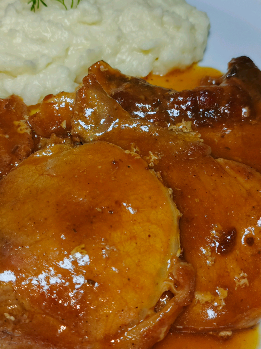 Mi Mejor Receta de Chuletas en Salsa de Maracuyá 🥩🥭👌  INGREDIENTES: Para las Chuletas de  Cerdo y Adobo 3 a 4 ​Chuletas de cerdo 🥩 ​Sal (al gusto) ​Paprika (al gusto) ​Pimienta (al gusto) ​Ajo en polvo 🧄 (al gusto) ​Mantequilla 🧈 (una cucharada) ​Aceite (un chorrito) ​Para la Salsa de Maracuyá ​Pulpa de maracuyá 🍊 (o si prefieres, 🥭 para una fruta tropical genérica) (1 taza) ​Caldo de pollo o agua 🐔 (media taza) ​Azúcar (dos cucharadas) ​Miel 🍯 (una cucharada) ​Sal (al gusto) ​Maicena (una cucharadita, disuelta en un poco de agua) ​Para el Puré de Yuca Yuca 300 g  ​Sal ​Mantequilla 🧈 (un poco) ​Queso rallado 🧀 o el que prefieras  ​Leche 🥛 (cantidad depende de la consistencia)#titokfood #comidacasera #recetasfaciles #chuletas  #maracuyá ​