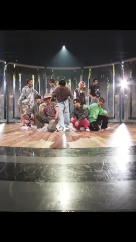 昨日のあべちゃんの言ってたのこれか✨ 何かいろんなことあって…て時期だよね💦スノらしいなーってこのとき思った… しばらく8人になっちゃうけどもちろん気持ちかわらないし、めめの事も遠くから応援する😍🖤 #SnowMan #デンホリ円陣