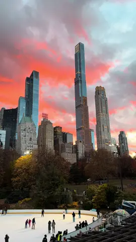 Las pistas de patinaje son de mis actividades favoritas en New York🙂‍↔️🎄🗽#nyc #centralpark #christmas2025  #sunset #skyline