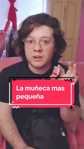 Esta es la muñeca más pequeña de mi colección, y posiblemente la más pequeña que haya visto. En la ciudad que no existe: Rancagua, se hacen muy pocas ferias otaku/gamers/kpop entonces cada que vez hay algo voy, y este fin de semana tocó ir a la feria retro en @Playandcoffee y encontré esta mini Aurora de la marca @minibrands, marca que no conocía, pero que me alegra conocer. Ahora solo debo saber dónde la venden en chile para poder comprar algunas cosas más. ¿Algo nuevo que coleccionar? Puede ser #DollCollector #Coleccionista #Doll #disneyminibrands #otaku 