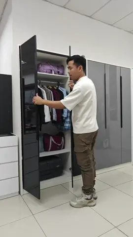 Almari baju yang besar dan tinggi,almari baju kayu dengan pintu jenis highgloss  yang berkilat ,design almari yang modern ,almari harga jimat ,almari besar dan sangat berbaloi ,cepat grab almari ini sebb harga tengah murah #almaribaju #almaribajukayu #almaribajuygbesar #alamribajuluas #almaribajuhargajimat 