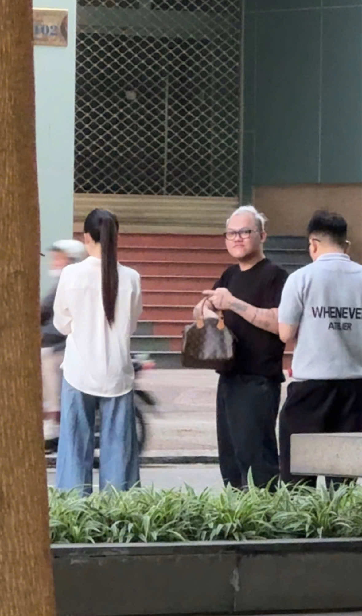 Stylist Louise Huy Đặng - stylist ruột và rất thân với Thuỳ Tiên, có mặt gần toà án từ sáng sớm trong ngày mở phiên toà sơ thẩm vụ án liên quan đến kẹo Kera#erheanh28news #theanh28news #nguyenthucthuytien 