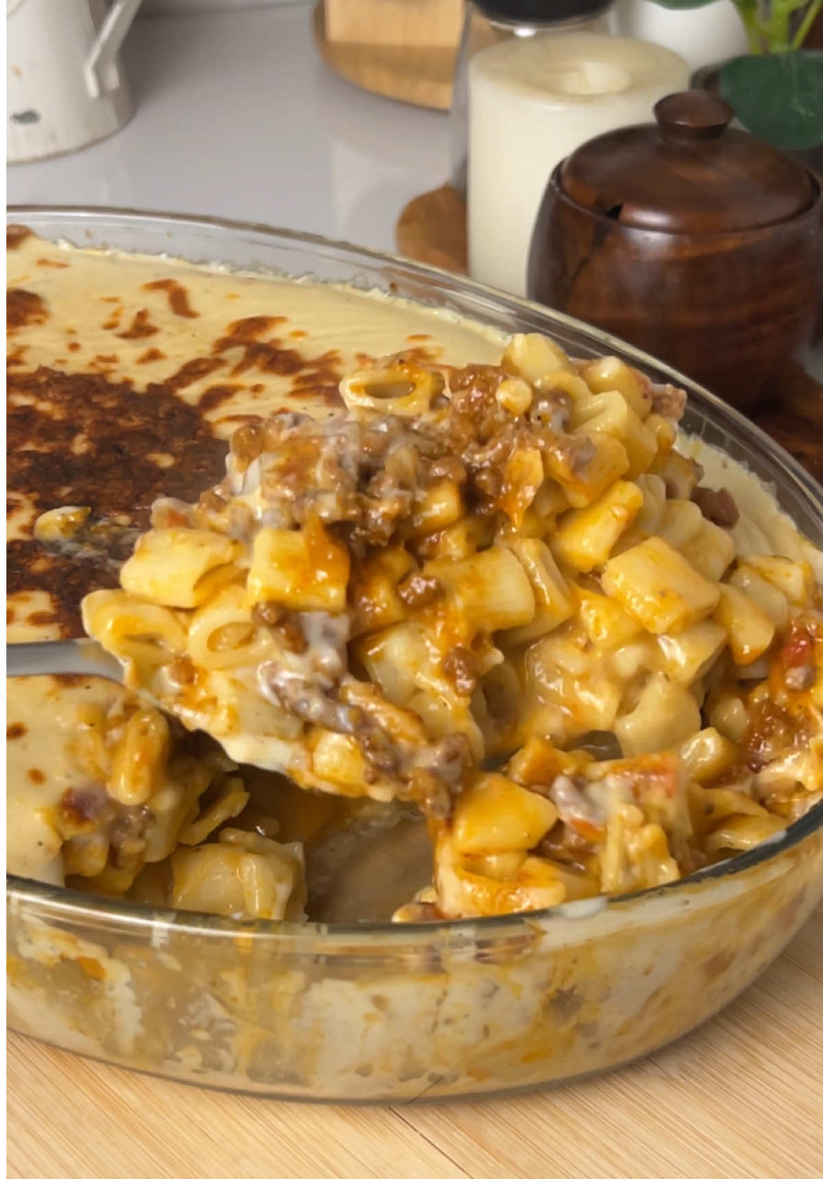 تعرفين ذيك الصينية اللي تختفي قبل ما تبرد؟ هذا  هو البشاميل❤️‍🔥❤️‍🔥❤️‍🔥❤️‍🔥❤️‍🔥 الطريقة: اسلق المكرونة مع ملح وزيت الزيتون  بطاوه حاره انزل عليها لحم مفروم احمره دقايق واضيف له البصل وبهارات ( ببريكا - ثوم باودر - كمون - كزبره ) ملح فلفل أسود  اضيف ربع حبة ماجي وربع الى نص علبه معجون الطماطم واضيف لها شوي من موية سلق المكرونه واتركها تتسبك خمس دقايق واضيف لها طماطم واتركها حتى تستوي تماماً  في طاوه اضيف معلقة زبده كبير ملعقتين كبار دقيق ابيض فص ثوم مهروس وربع حبه ماجي اخر شي الحليب لين اوصل لقوام مو خفيف ولا ثقيل وسط ادخلها الفرن من فوق تحت تتحمر وبالعافييه❤️‍🔥  #بشاميل #صينية #fyp #foryoupage #explo 